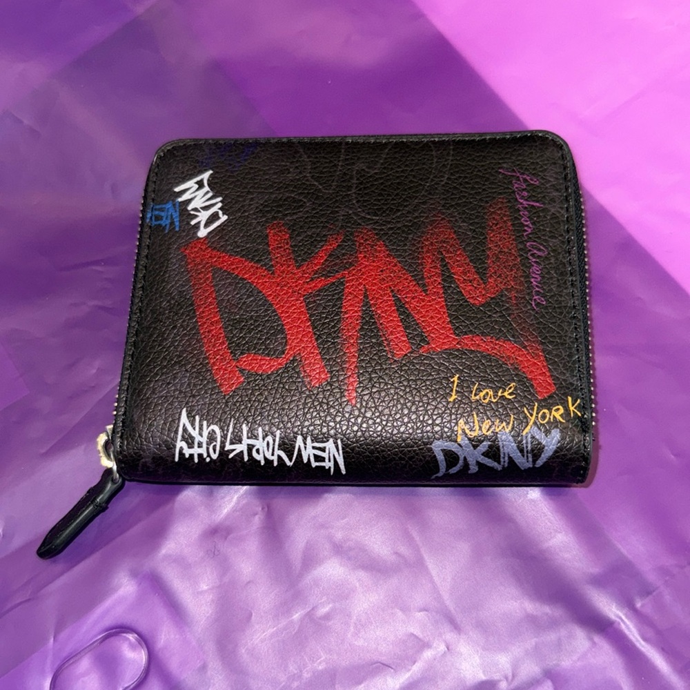 DKNY Wallet, EUC-Like New Condition, Black Graffiti Design, 🎁 Beautiful … (CL)
